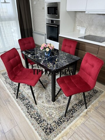 Стеклянный раздвижной стол "Черный мрамор" и стулья "ГУЧИ" бордовый