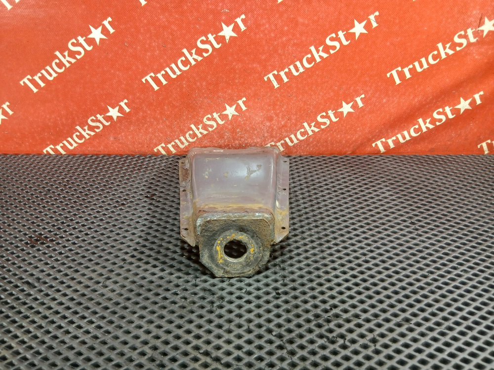 Кронштейн амортизатора переднего