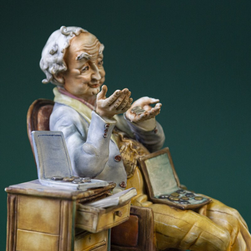 Фарфоровая мануфактура Capodimonte «Коллекционер монет (нумизмат)»