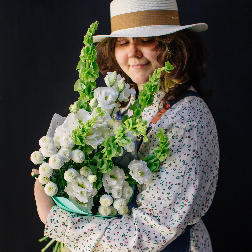 11. Стойкий букет в современном стиле с молюцеллой