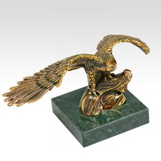 Скульптура "Парящий орел"