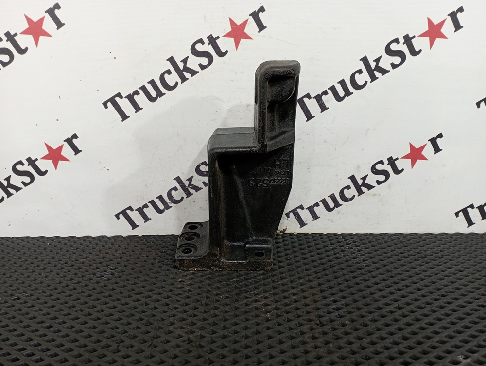 Кронштейн бампера переднего левый 2016г.