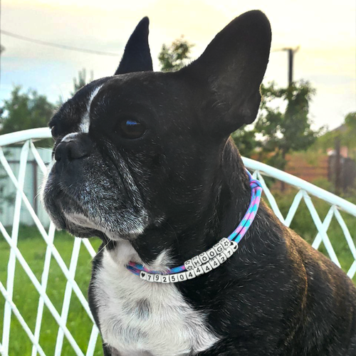 Адресник ручной работы из бусин (черно-белые, латиница)