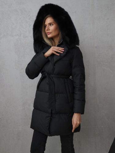 Черный удлиненный пуховик с меховым воротником