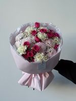 Букет из кустовых роз в ярком оттенке, ромашки, диантусов и хризантемы