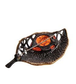 AM-2407 Брошь «Улитка на листике» (латунь, янтарь)