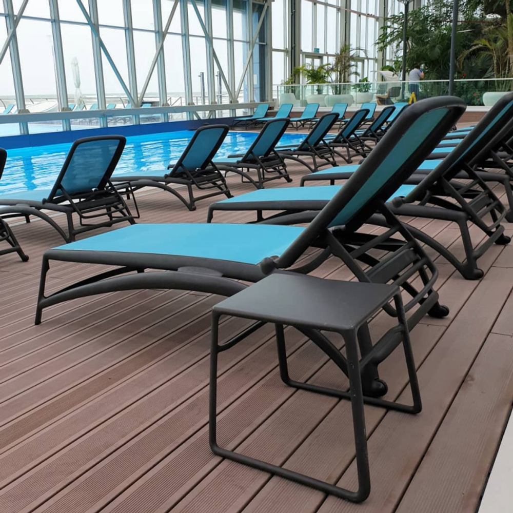 Шезлонг-лежак пластиковый Nardi Atlantico, антрацит, голубой