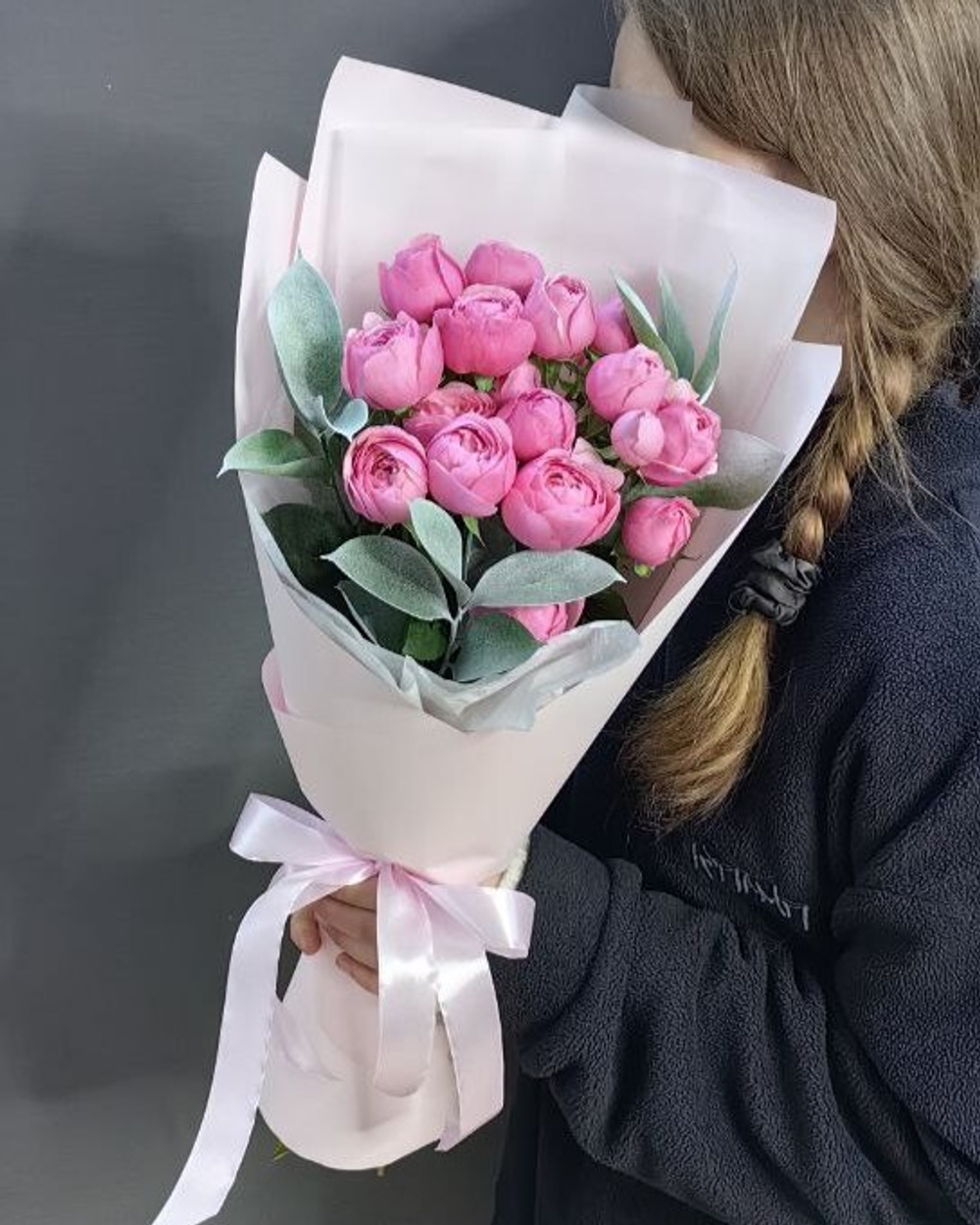 Букет из кустовых пионовидных роз сорта "Силва пинк"