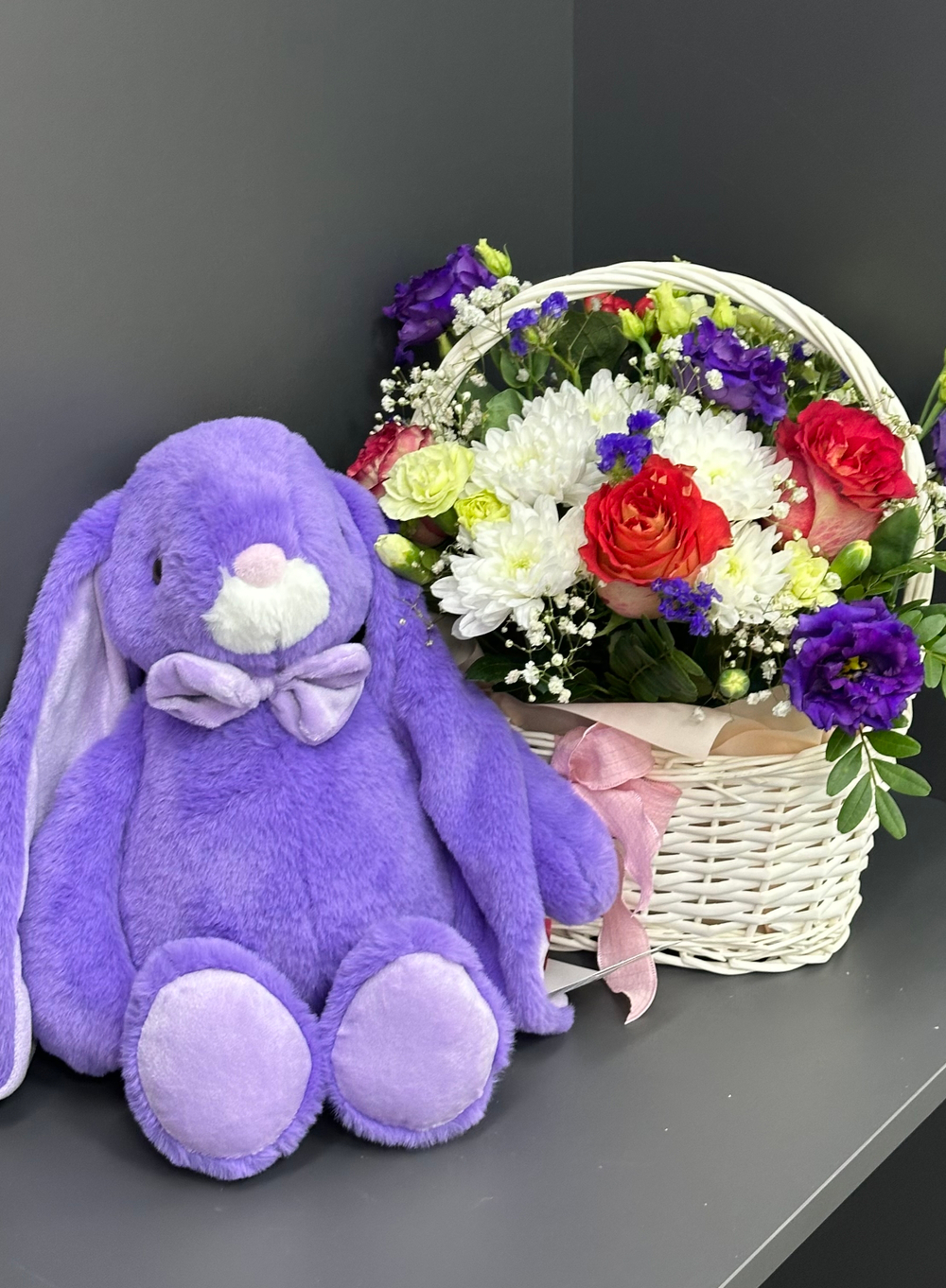 Корзинка цветов + мягкий зайчик