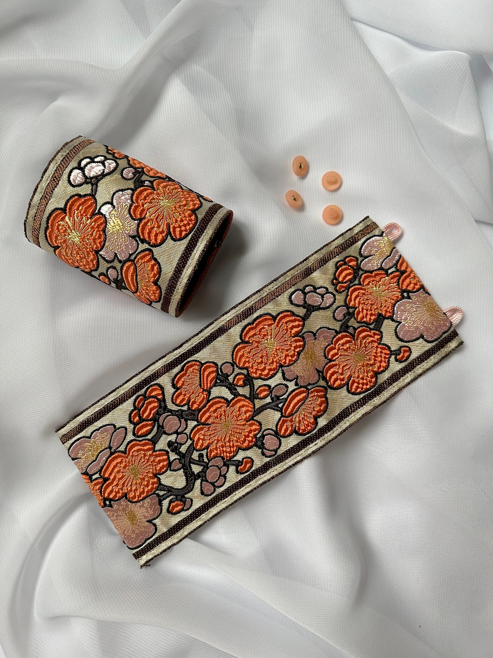 Браслеты-манжеты оранжевые и розовые цветы на бежевом фоне, Италия