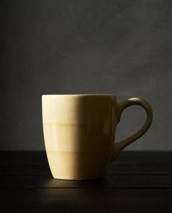 ZARA HOME КЕРАМИЧЕСКАЯ КРУЖКА СО СПИРАЛЬНЫМ ДИЗАЙНОМ, ЖЕЛТЫЙ