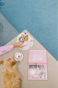 Wedgwood Wild Strawberry II - многоярусная витрина