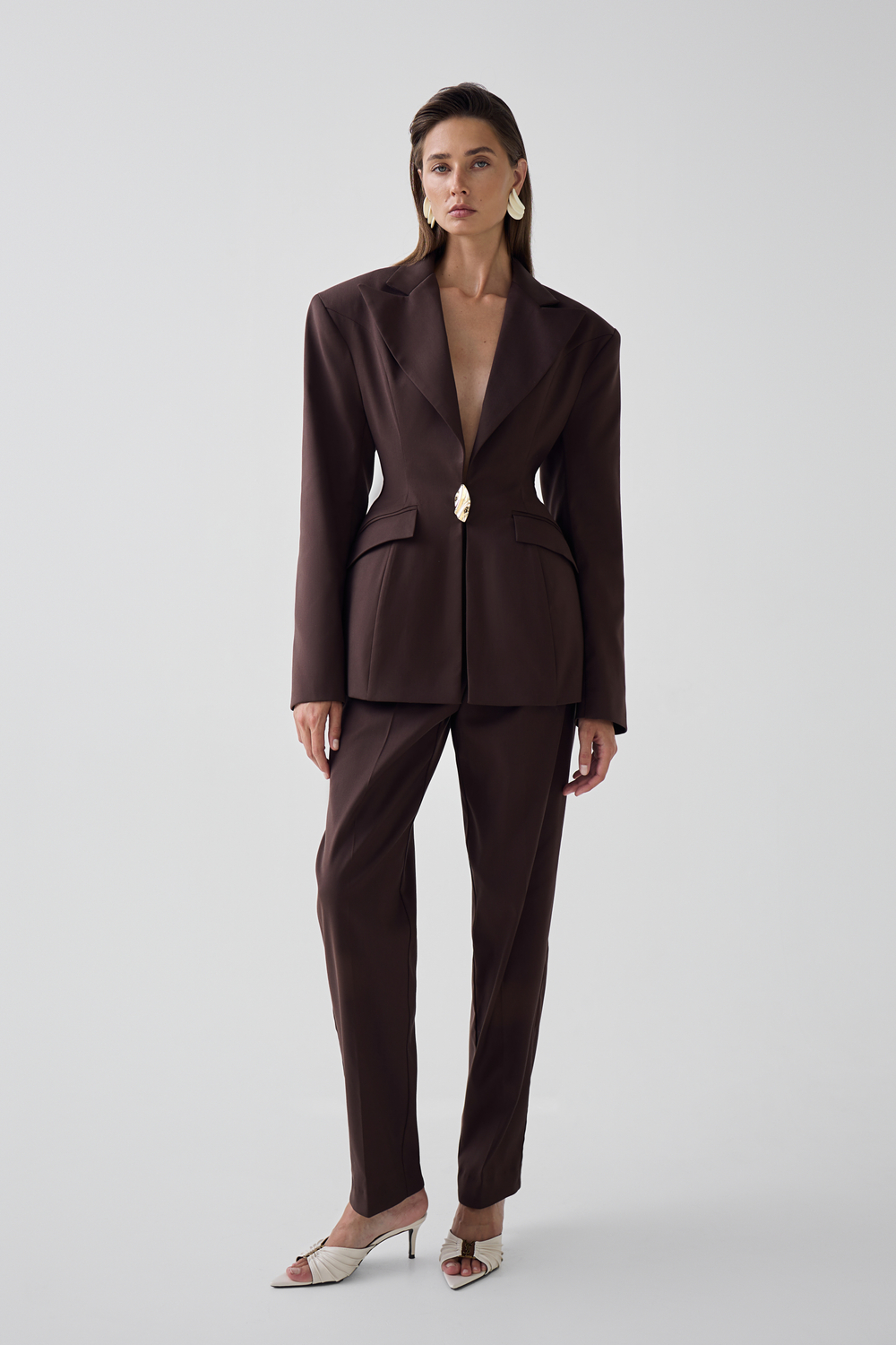 Комплект: жакет с акцентной талией и брюки прямого кроя (s-m)