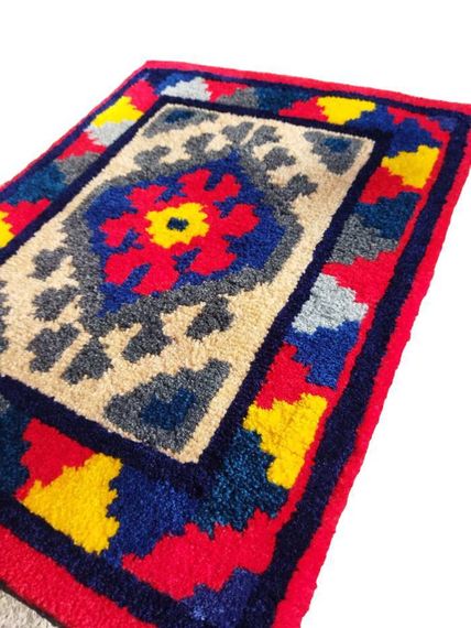 Milli üslubda unikal əl işi xalçası (rəngarəng)