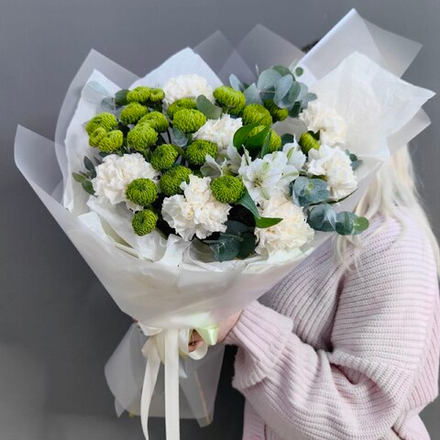 Авторский букет с бело-зеленой гамме