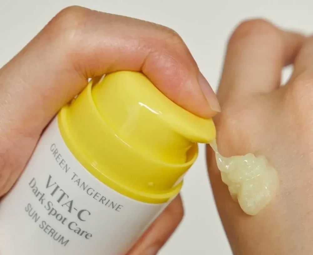 Goodal Green Tangerine Vita C Dark Spot Care Sun Serum SPF50+ PA++++ солнцезащитная сыворотка