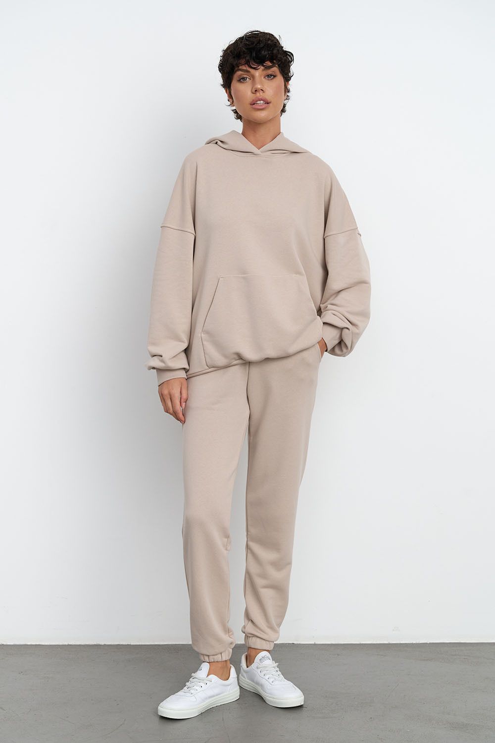 Свободные джоггеры без начеса из премиум футера серо-бежевого цвета