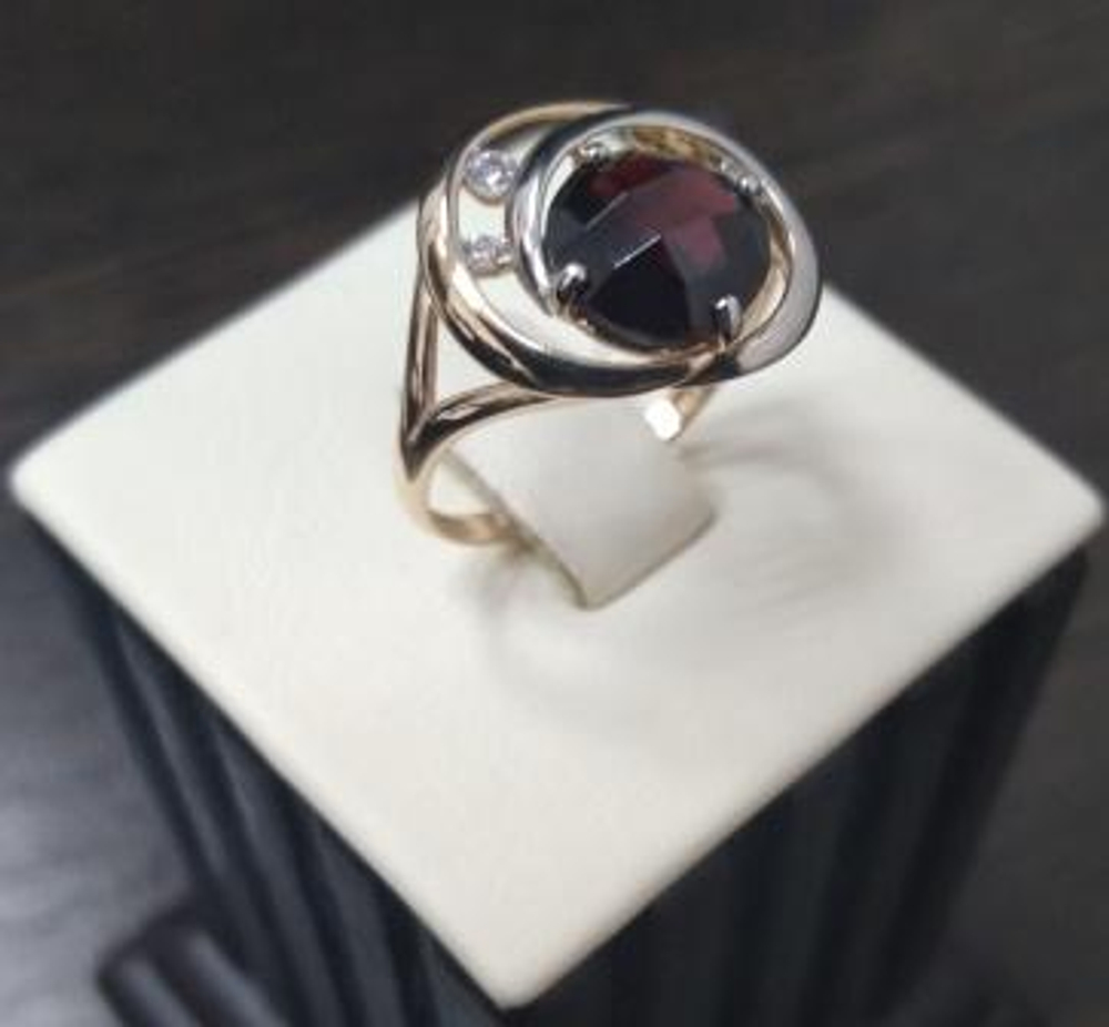 Кольцо из золота с гранатами