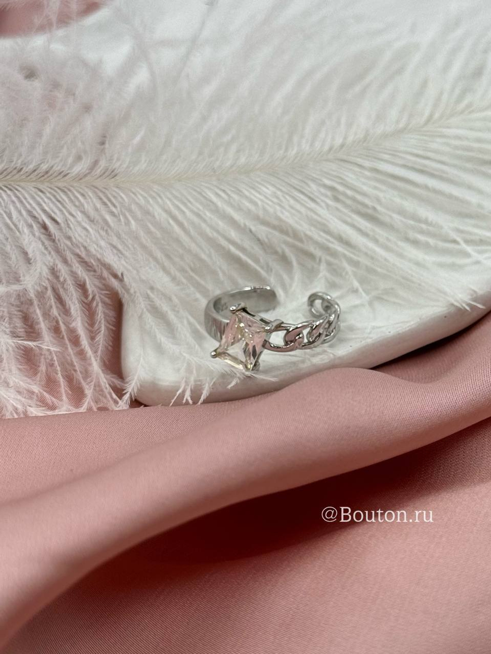 Кольцо серебристое с камнем и цепью