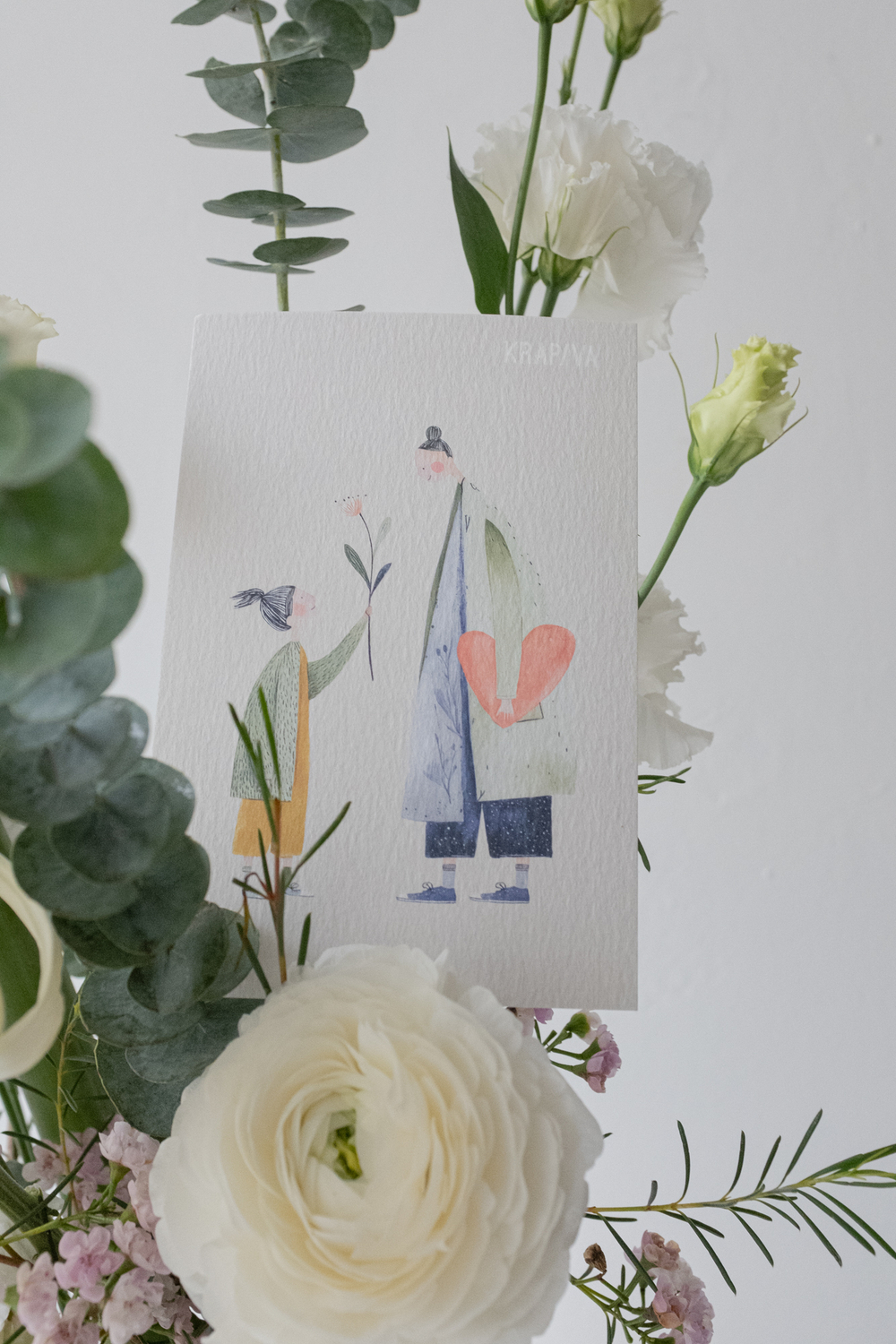 стильный букет с белыми ранункулюсами и открыткой