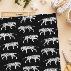 Ткань дюспо белые тигры на черном фоне