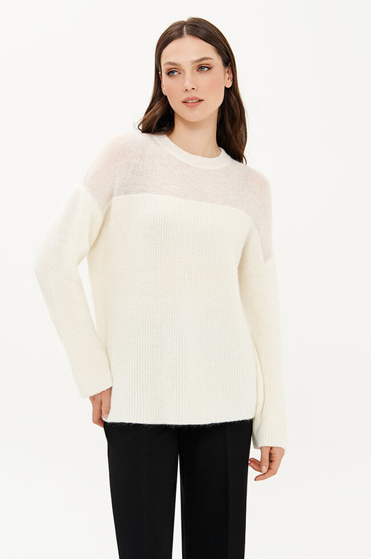 23433 Свитер женский (молочный)