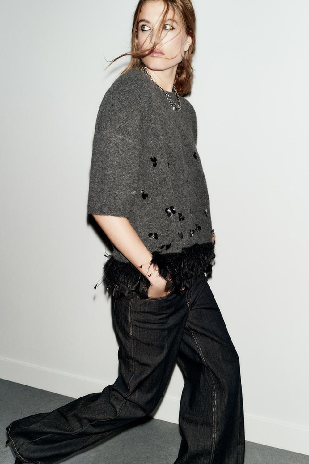 ZARA СВИТЕР ИЗ ШЕРСТИ С ПАЙЕТКАМИ И ПЕРЬЯМИ, СЕРЫЙ