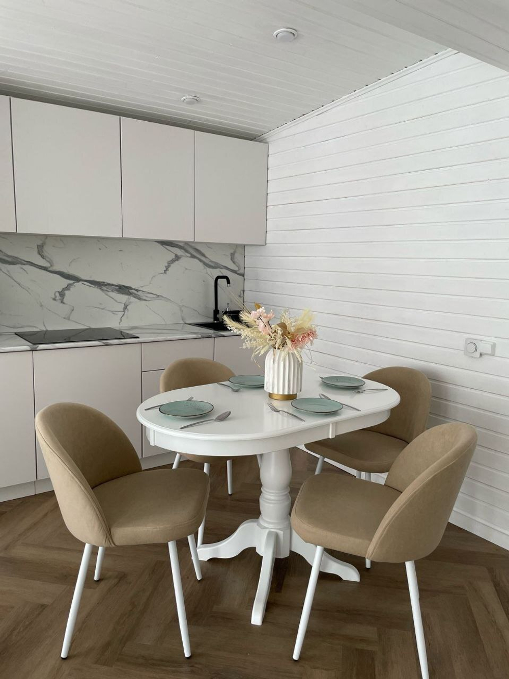 Кухонный нераздвижной стол "Консул" и 4 стула Элион