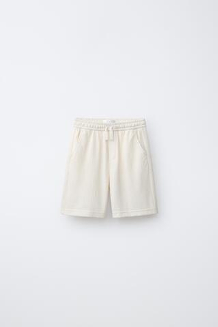 ZARA ШОРТЫ ИЗ РЕЛЬЕФНОЙ ТКАНИ В СЕЛЬСКОМ СТИЛЕ, ЭКРЮ