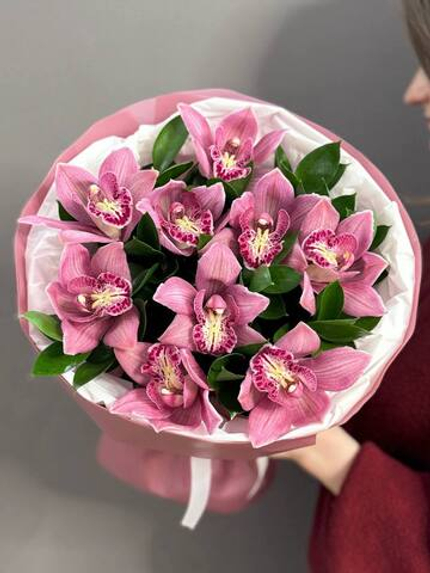 Букет из 9 розовых орхидей