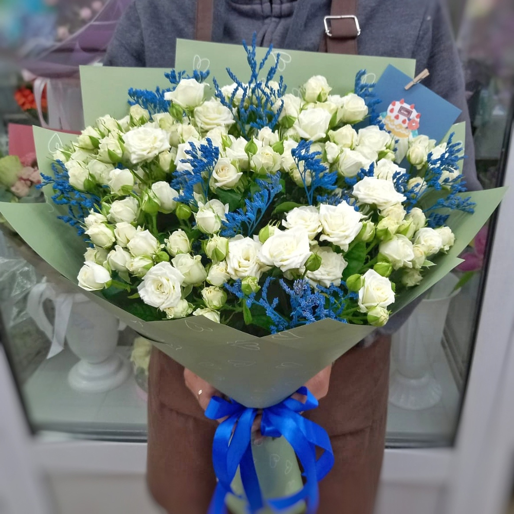 Букет из 11 белых кустовых роз