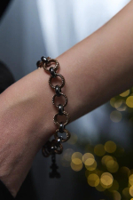 Браслет из графитовых и шоколадных с насечками колечек с черным агатом