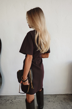 Платье с акцентными пуговицами и поясом