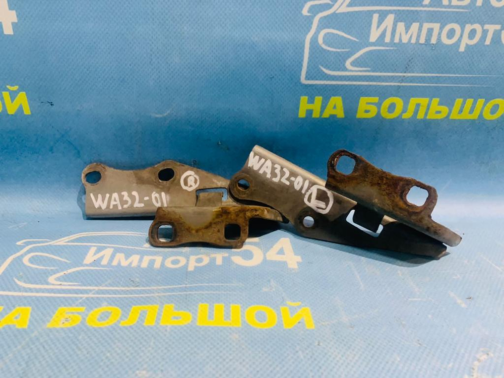 Петля капота правая NISSAN CEFIRO 1998