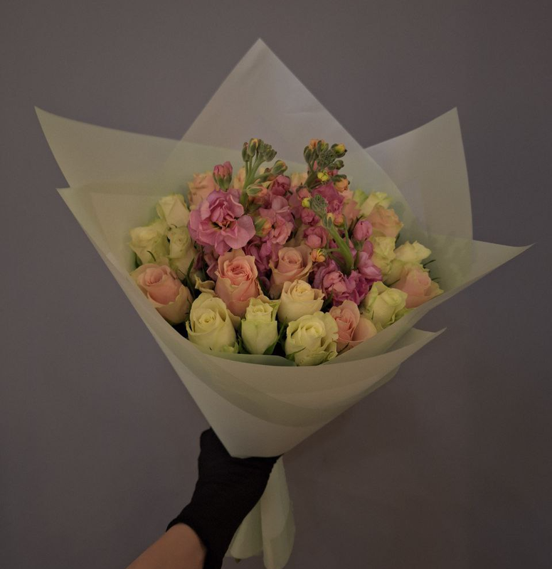 Нежный букет из кеннийских роз с маттиолой