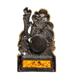 AM-1873 Магнит «Банщик» (латунь, янтарь)