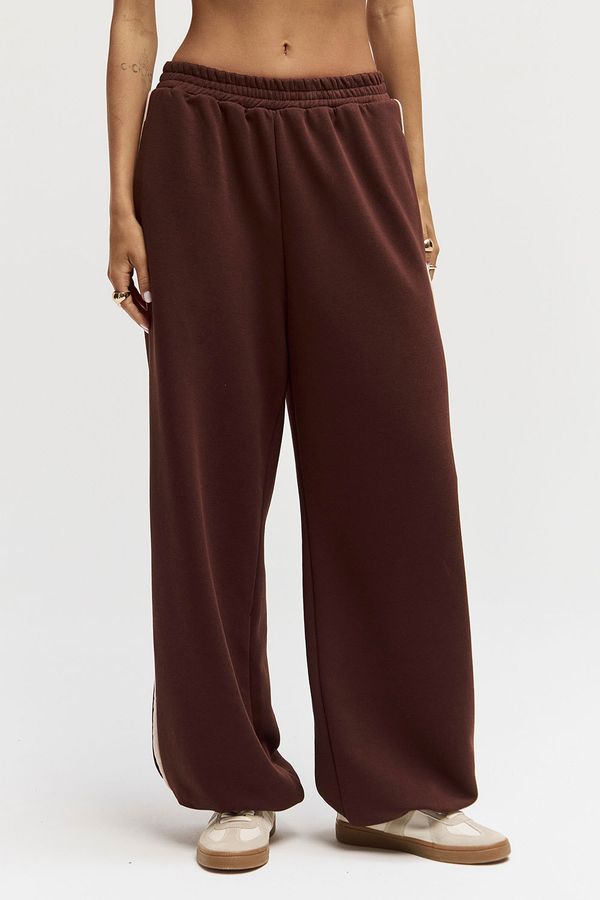 Широкие джоггеры без начеса с лампасом шоколадного цвета