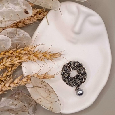 Брошь "Элегия" со стразами.