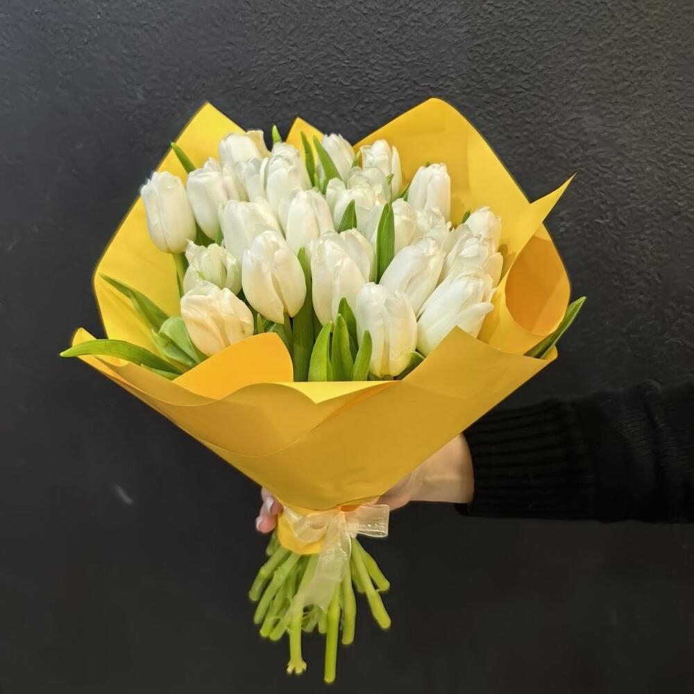 Букет из 25 белых тюльпанов в желтом оформлении