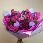 Яркий фиолетовый малиновый букет с кустовыми розами хризантемой Сантини и хлопком в упаковке