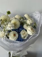Букет из гортензии, георгин, одноголовых роз и диантусов