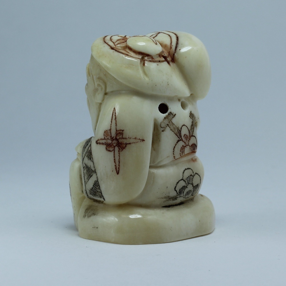 Нэцкэ Фукурокудзю с мешком риса на плече