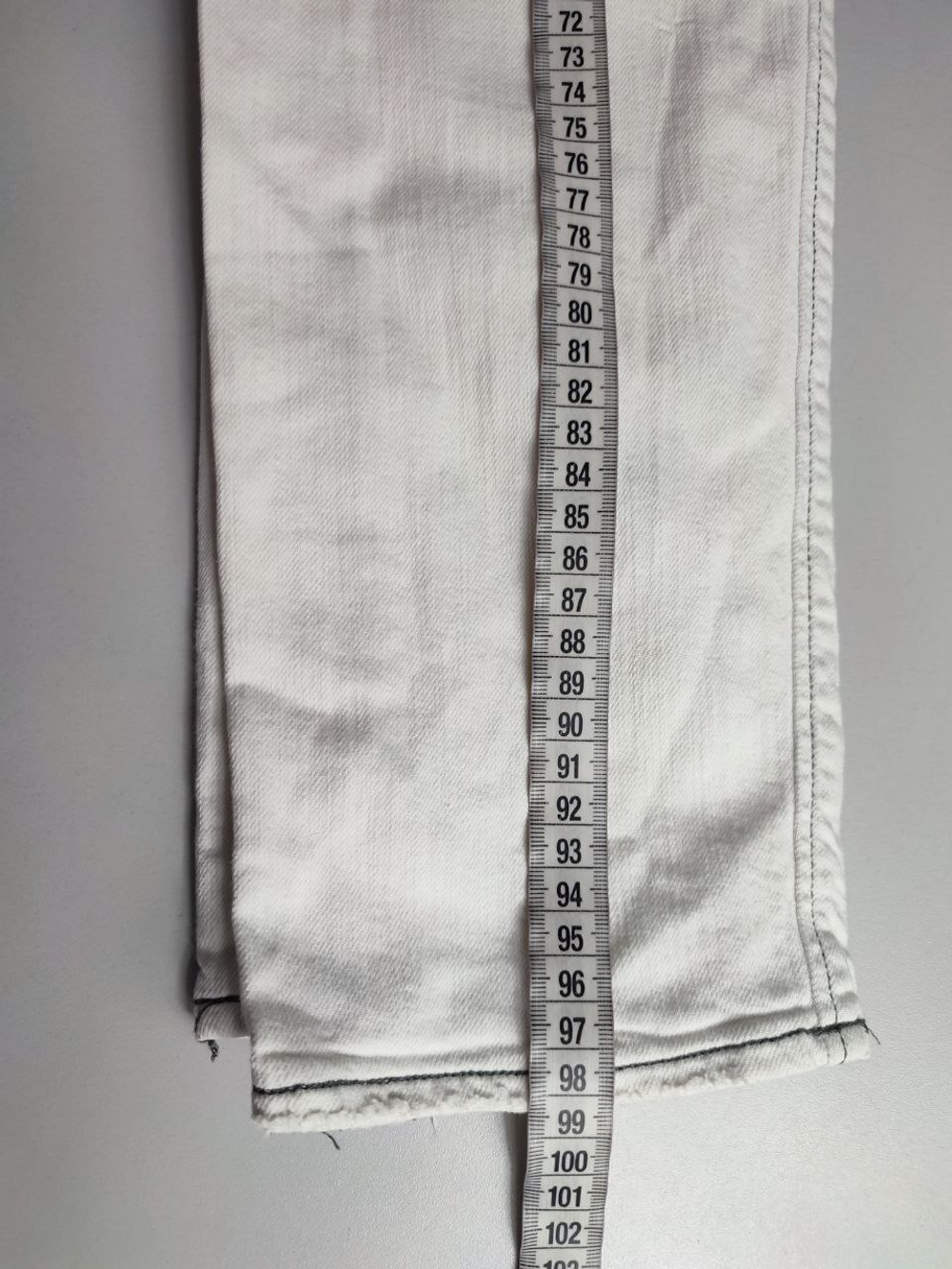 Джинсы светлые, идеальны для дерзкого образа летом  44 размер