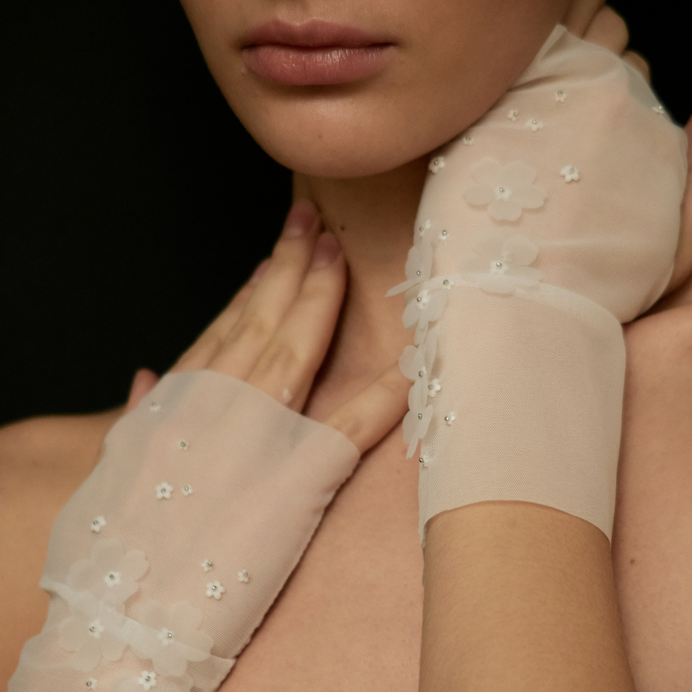 Митенки из белой сетки с цветами