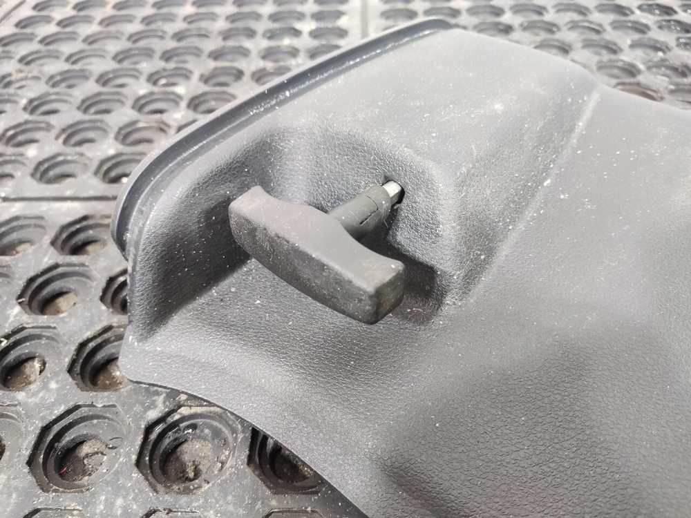 Накладка в сборе с тросом инструментального ящика 2023г