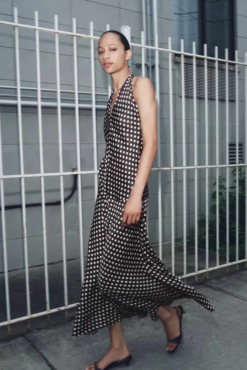 ZARA ПЛАТЬЕ ХАЛТЕР В ГОРОШЕК — ZW COLLECTION, КОРИЧНЕВЫЙ