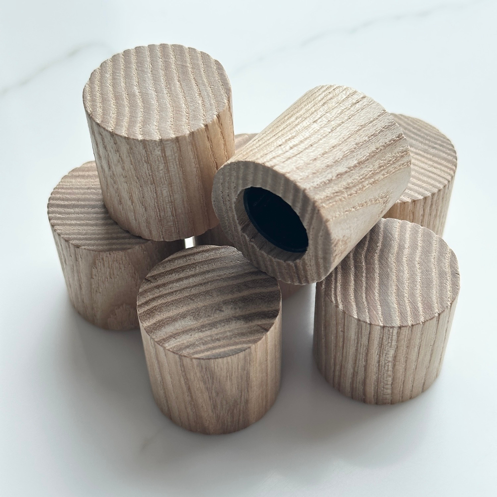 Колпачок CYLINDER 32, дерево, ЯСЕНЬ, внутренняя вставка черного цвета, цвет колпачка натуральный, неокрашенный - 1 ШТУКА