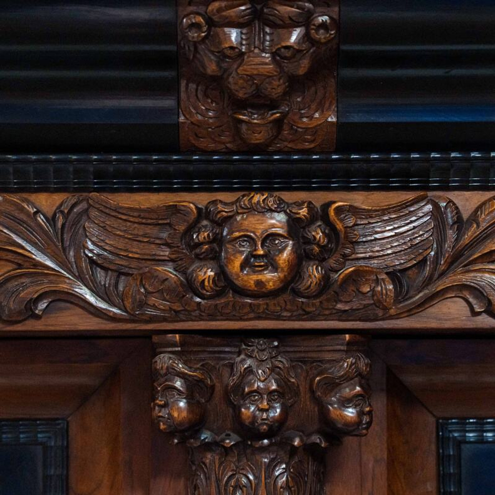 Кабинетный шкаф