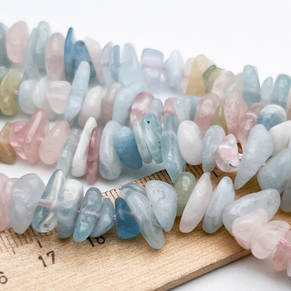 Берилл бусины, крупная крошка, размер около 3-4,5*9-11 мм, цена за отрезок 19 см (1/2 нити)