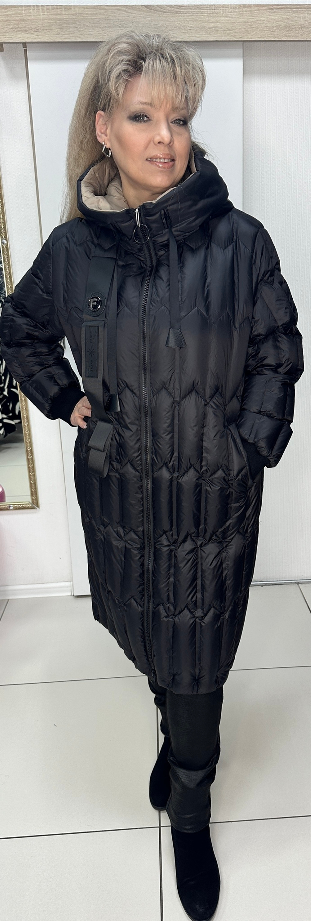 Зимнее черное пальто на пуху с бежевой отделкой